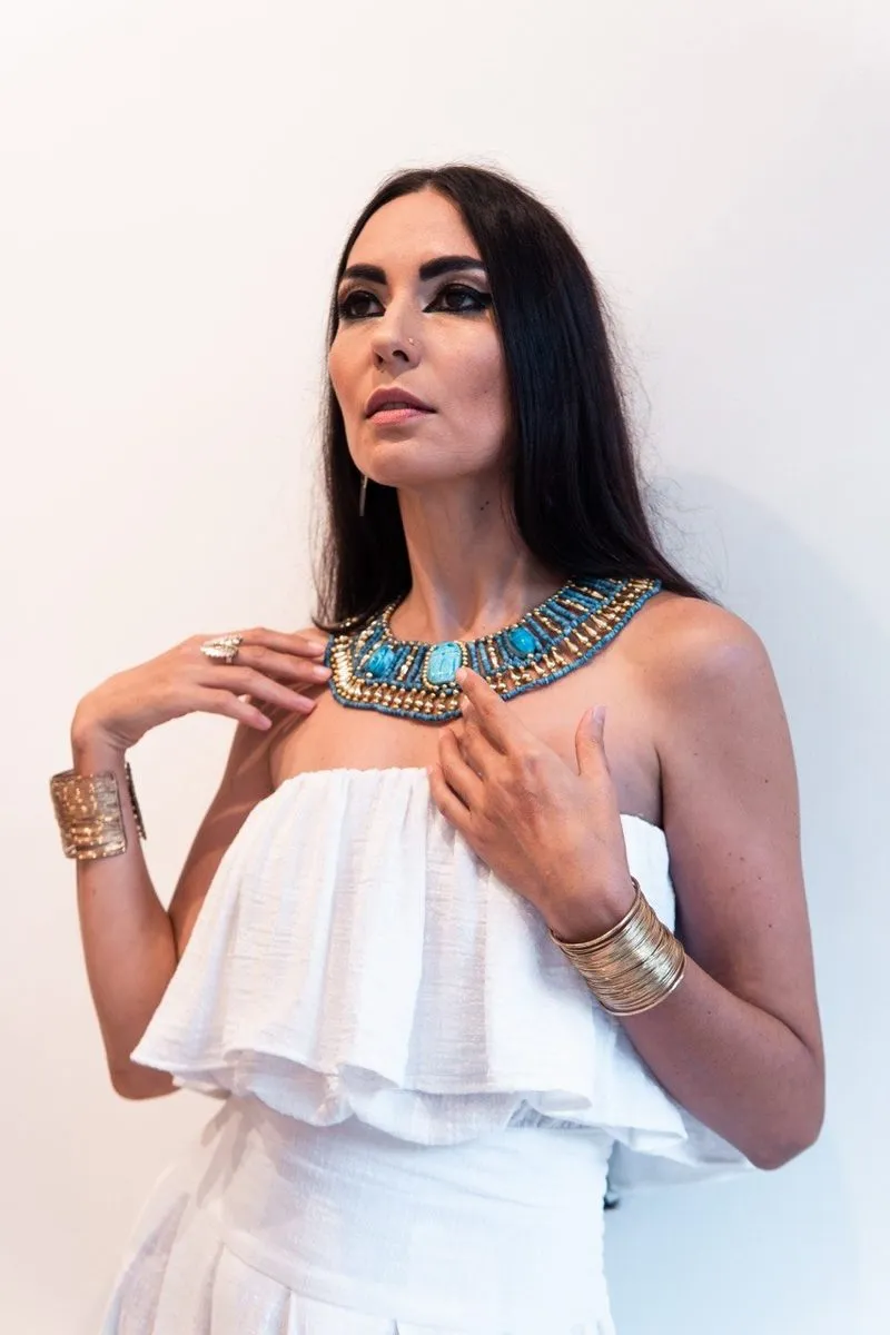 Модель в одежде Egypt Code с символикой Анкха