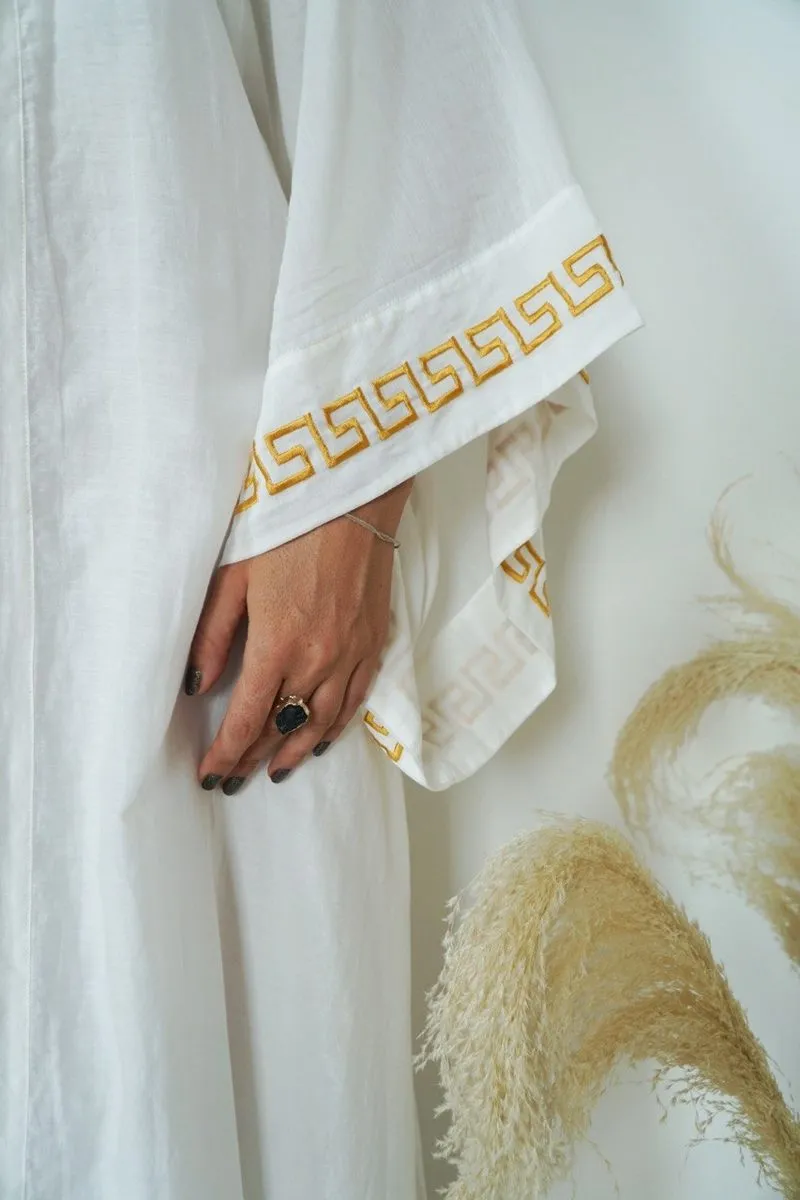 Деталь рукава кимоно Elefterri — натуральная ткань с ручной вышивкой